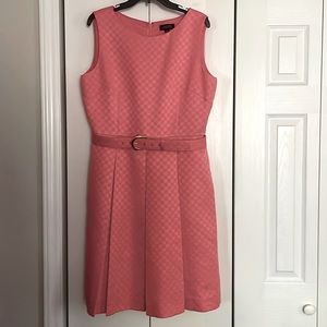 Tahari quality dress fully lined and flattering fit